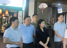 湖北恩施州醫(yī)療保障局局長(zhǎng)劉琳一行到訪華通醫(yī)藥連鎖